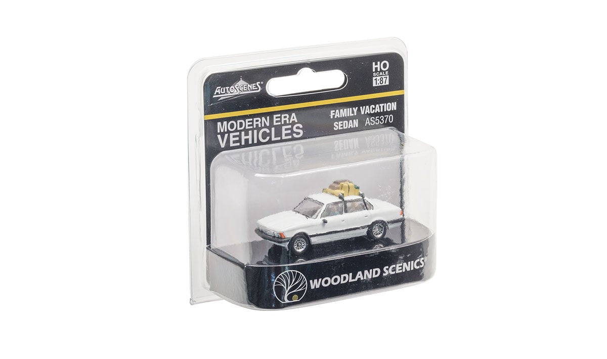 JP5370 Family Vacation Sedan - HO Scale | Just Plug