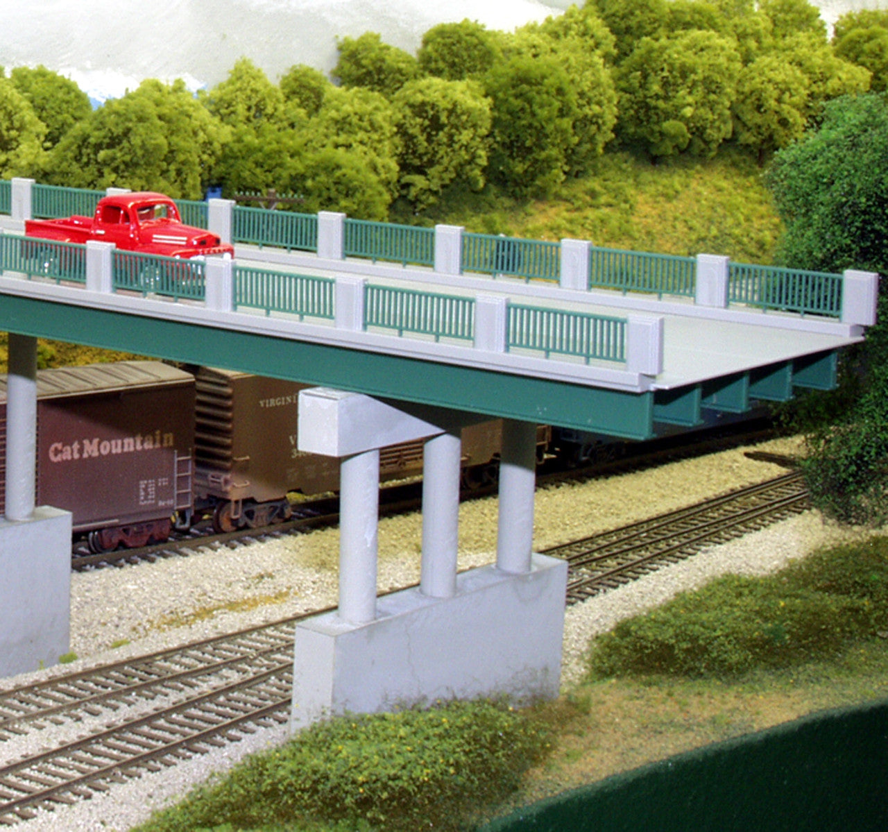 HO Wrought Iron 50′ Highway Overpass w/Pier